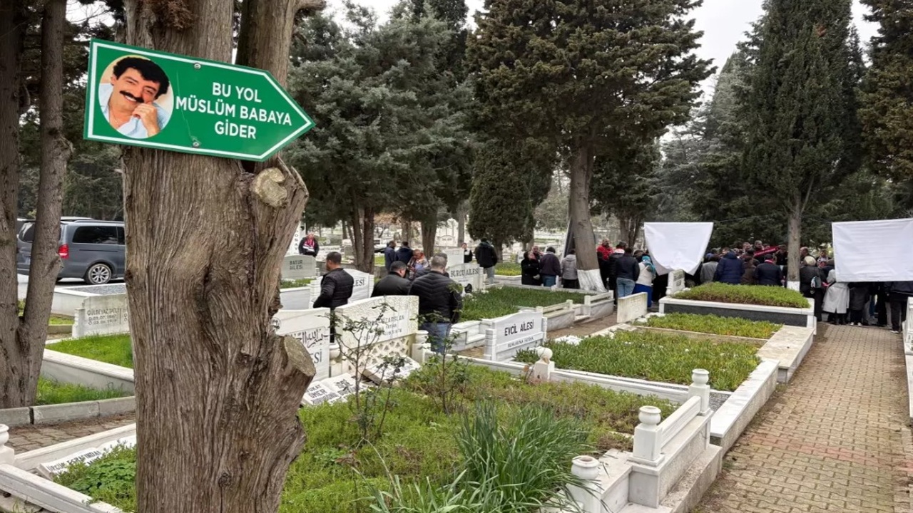 Müslüm Gürses ölümünün 13’üncü yılında kabri başında anıldı